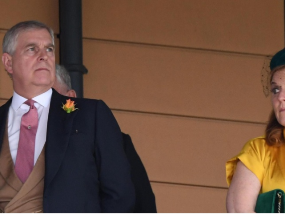 Scandalo che travolge la famiglia di Andrea: le figlie lasciano il Regno Unito mentre la madre affronta le conseguenze 

La Famiglia di Andrea dallo Scandalo
La famiglia di Andrea è stata travolta da uno scandalo che ha avuto ripercussioni significative sulla loro vita. La moglie di Andrea, Sarah, dovrà ora vivere da sola, mentre le loro due figlie, Eugenia e Beatrice, hanno deciso di lasciare il Regno Unito.
Le due figlie, che manterranno i loro titoli per volere di re Carlo, stanno pagando le conseguenze dell&#039;imbarazzo causato dallo scandalo sessuale che ha coinvolto il loro padre, nonostante egli continui a professarsi innocente. Inoltre, la posizione della madre è stata messa in discussione a causa dei prestiti accettati dal pedofilo Epstein.

Approfondimento
Lo scandalo che ha colpito la famiglia di Andrea è stato ampiamente discusso sui media e ha sollevato molte domande sulla condotta del padre e sulla gestione della situazione da parte della madre. La decisione delle figlie di lasciare il Regno Unito potrebbe essere vista come un tentativo di allontanarsi dalle attenzioni negative e di ricostruire la loro vita lontano dallo scandalo.

Possibili Conseguenze
Le conseguenze di questo scandalo potrebbero essere significative per la famiglia di Andrea, sia a livello personale che pubblico. La perdita della reputazione e della fiducia del pubblico potrebbe avere un impatto duraturo sulla loro vita e sulle loro relazioni.

Opinione
È difficile esprimere un&#039;opinione su questo scandalo senza conoscere tutti i fatti, ma è chiaro che la famiglia di Andrea sta affrontando un momento molto difficile. La decisione delle figlie di lasciare il Regno Unito potrebbe essere vista come un tentativo di proteggersi e di ricostruire la loro vita.

Analisi Critica dei Fatti
È importante analizzare criticamente i fatti di questo scandalo per comprendere appieno le conseguenze e le ripercussioni sulla famiglia di Andrea. La gestione della situazione da parte della madre e la condotta del padre sono stati messi in discussione, e la decisione delle figlie di lasciare il Regno Unito potrebbe essere vista come un tentativo di allontanarsi dalle attenzioni negative.

Relazioni con altri fatti
Questo scandalo non è isolato e potrebbe essere collegato ad altri eventi e situazioni simili. La gestione della situazione da parte della famiglia di Andrea potrebbe essere vista come un esempio di come le famiglie possono essere colpite da scandali e come possono reagire per proteggersi e ricostruire la loro vita.

Contesto storico
Lo scandalo che ha colpito la famiglia di Andrea si inserisce in un contesto storico più ampio di scandali e abusi di potere. La gestione della situazione da parte della famiglia di Andrea potrebbe essere vista come un esempio di come le famiglie possono essere colpite da scandali e come possono reagire per proteggersi e ricostruire la loro vita.

Fonti
La fonte di questo articolo è il Corriere della Sera, che ha pubblicato un articolo intitolato &quot;Andrea, la famiglia travolta dallo scandalo: Sarah ora vivrà da sola, le due figlie Eugenia e Beatrice «fuggono» dal Regno Unito&quot;. L&#039;articolo originale può essere trovato al seguente link: https://www.corriere.it/