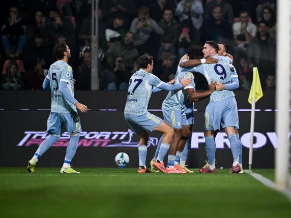 La Juventus trionfa sulla Cremonese: Kostic brilla nel suo compleanno mentre Gatti delude

Approfondimento
La prestazione della Juventus è stata generalmente buona, con Koopmeiners che ha tornato alle origini con un voto di 6,5. Tuttavia, Openda ha avuto una partita deludente davanti alla porta, ricevendo un voto di 5,5. Bonazzoli, invece, non ha avuto occasioni significative durante la partita, meritando un voto di 5.

Possibili Conseguenze
La vittoria della Juventus potrebbe avere conseguenze positive per la squadra, che potrebbe guadagnare fiducia e slancio per le prossime partite. Tuttavia, la partita ha anche evidenziato alcuni punti deboli, come la difficoltà di Gatti e la delusione di Openda, che dovranno essere affrontati per migliorare la prestazione della squadra.

Opinione
La partita tra Cremonese e Juventus è stata una prova importante per la Juventus, che ha dimostrato di avere le capacità per vincere contro una squadra difficile. Tuttavia, la partita ha anche evidenziato la necessità di migliorare alcuni aspetti del gioco, come la difesa e l&#039;attacco.

Analisi Critica dei Fatti
L&#039;analisi della partita ha evidenziato che la Juventus ha avuto una prestazione buona, ma non perfetta. La squadra ha dimostrato di avere le capacità per vincere, ma ha anche commesso alcuni errori che potrebbero essere evitati in futuro.

Relazioni con altri fatti
La partita tra Cremonese e Juventus è solo una delle tante partite che si sono giocate nel campionato. La vittoria della Juventus potrebbe avere conseguenze positive per la classifica, ma la squadra dovrà continuare a lavorare per migliorare la sua prestazione e raggiungere i suoi obiettivi.

Contesto storico
La partita tra Cremonese e Juventus si inserisce nel contesto del campionato di calcio italiano. La Juventus è una delle squadre più titolate e più seguite del paese, e la sua vittoria potrebbe avere conseguenze positive per la sua storia e la sua tradizione.

Fonti
La fonte di questo articolo è il Corriere della Sera, che ha pubblicato un articolo sulla partita tra Cremonese e Juventus. Il link diretto all&#039;articolo è https://www.corriere.it/