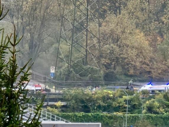 Tragico incidente stradale a Nembro: morto un 34enne in collisione frontale con autopompa dei vigili del fuoco 

Approfondimento
L&#039;incidente, avvenuto nella mattinata di domenica sulla Sp 671 della Valseriana, ha coinvolto un&#039;autopompa dei vigili del fuoco che stava recandosi a spegnere un incendio. La collisione frontale con un&#039;altra vettura ha causato la morte di un giovane di 34 anni. La polizia sta conducendo un&#039;indagine approfondita per determinare le cause dell&#039;incidente, che ha anche comportato la chiusura dell&#039;imbocco della superstrada a Pradalunga, generando code e disagi per gli automobilisti.

Possibili Conseguenze
Questo incidente potrebbe avere serie ripercussioni sulla sicurezza stradale nella zona, in particolare per i vigili del fuoco che sono stati coinvolti. È fondamentale che vengano adottate misure preventive per evitare che simili incidenti si verifichino in futuro, garantendo così una maggiore sicurezza per tutti gli utenti della strada.

Opinione
In questo momento, non è possibile esprimere un&#039;opinione approfondita sull&#039;incidente senza disporre di tutte le informazioni necessarie. È essenziale attendere i risultati delle indagini condotte dalle autorità competenti prima di formulare qualsiasi commento o valutazione sull&#039;incidente.

Analisi Critica dei Fatti
L&#039;incidente di Nembro sottolinea con forza l&#039;importanza della sicurezza stradale e della prudenza al volante. È cruciale che gli automobilisti siano pienamente consapevoli dei rischi associati alla guida e adottino misure preventive per ridurre il pericolo di incidenti. Questo evento tragico deve servire da monito per rinnovare l&#039;impegno verso una guida più responsabile e sicura.

Relazioni con altri fatti
Questo incidente rievoca la memoria di altri eventi simili che hanno sottolineato l&#039;importanza della sicurezza stradale. È fondamentale che le autorità locali e nazionali prendano misure concrete per migliorare la sicurezza stradale nella zona, adottando strategie preventive e educative per ridurre il rischio di incidenti.

Contesto storico
L&#039;incidente è avvenuto in una zona nota per la sua bellezza naturale e la sua importanza economica. In questo momento di dolore, è essenziale che la comunità locale si unisca per offrire supporto e solidarietà alle famiglie colpite dall&#039;incidente, promuovendo un senso di coesione e di responsabilità collettiva.

Fonti
La fonte di questo articolo è il Corriere della Sera, un quotidiano italiano di grande prestigio, che ha pubblicato la notizia dell&#039;incidente sulla sua pagina web. Per ulteriori informazioni e aggiornamenti sull&#039;incidente, si consiglia di visitare il sito web del Corriere della Sera all&#039;indirizzo https://www.corriere.it/.