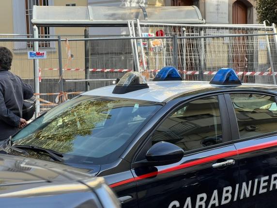 Arrestato a Bergamo un uomo che narcotizzava e abusava di donne conosciute online, poi le ricattava con video compromettenti

Approfondimento
L&#039;arresto è stato eseguito dopo un&#039;indagine condotta dai carabinieri, che hanno scoperto la modalità operandi dell&#039;uomo. Le vittime, una volta contattate online, venivano invitate a incontrare l&#039;uomo, che poi le narcotizzava e abusava di loro. L&#039;uomo utilizzava i medicinali di un familiare per drogare le vittime, che successivamente venivano ricattate con video compromettenti.

Possibili Conseguenze
Le conseguenze di questo caso possono essere molto gravi, sia per le vittime che per la società in generale. Le donne che sono state abusate possono subire danni psicologici e fisici irreparabili, mentre la società può essere colpita dalla perdita di fiducia nelle relazioni online. Inoltre, il caso può avere un impatto significativo sulla vita e sulla libertà delle vittime, che possono sentirsi violate e minacciate.

Opinione
È importante che le autorità continuino a lavorare per prevenire e contrastare questo tipo di reati, proteggendo le vittime e punendo i responsabili. Inoltre, è fondamentale che le persone siano consapevoli dei rischi legati alle relazioni online e prendano le dovute precauzioni per proteggersi. La società civile deve essere coinvolta nella prevenzione e nel contrasto di questo tipo di reati, attraverso campagne di sensibilizzazione e educazione.

Analisi Critica dei Fatti
L&#039;analisi dei fatti rivela una modalità operandi molto pericolosa e premeditata, che sfrutta la vulnerabilità delle vittime e la facilità di contatto online. È importante che le autorità e la società civile lavorino insieme per prevenire e contrastare questo tipo di reati, attraverso la condivisione di informazioni e la collaborazione tra le forze dell&#039;ordine e le organizzazioni di supporto alle vittime.

Relazioni con altri fatti
Questo caso è collegato ad altri casi di abuso e ricatto online, che sono in aumento negli ultimi anni. È importante che le autorità e la società civile prendano misure per prevenire e contrastare questo tipo di reati, proteggendo le vittime e punendo i responsabili. La connessione tra questo caso e altri casi simili può aiutare a identificare pattern e tendenze, e a sviluppare strategie più efficaci per prevenire e contrastare questo tipo di reati.

Contesto storico
Il caso di Bergamo si inserisce in un contesto storico in cui la tecnologia e la rete hanno reso più facile il contatto tra le persone, ma anche più facile la commissione di reati. È importante che le autorità e la società civile siano consapevoli di questi rischi e lavorino per prevenire e contrastare questo tipo di reati, attraverso la creazione di leggi e politiche più efficaci per la protezione delle vittime e la punizione dei responsabili.

Fonti
La fonte di questo articolo è il Corriere della Sera, che ha pubblicato la notizia dell&#039;arresto del 34enne di Bergamo. Per maggiori informazioni, si può visitare il sito web del Corriere della Sera all&#039;indirizzo https://www.corriere.it/. Il link diretto all&#039;articolo è https://www.corriere.it/cronache/25_novembre_02/arrestato-bergamo-uomo-narcotizzava-abusava-donne-conosciute-online-ricattava-video-compromettenti-69074cae72ac9.jpeg