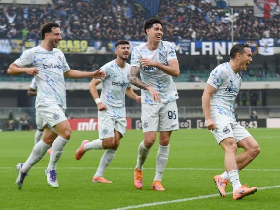 L&#039;Inter si avvicina al Napoli in classifica dopo una vittoria all&#039;ultimo respiro contro il Verona