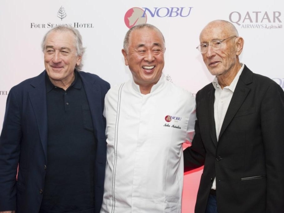 Robert De Niro e Paolo Sorrentino condividono una cena a Trastevere, un incontro di cultura e convivialità nel cuore di Roma