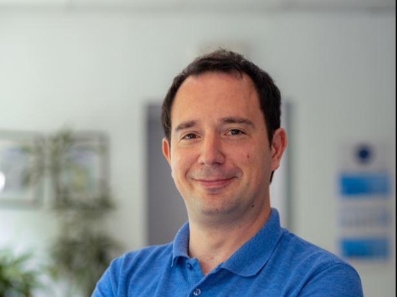 Rivoluzione nell&#039;auto elettrica: la storia di successo di Tretau, da startup a industria leader in soli 10 anni

Approfondimento
La storia di Francesco Taiariol e della sua azienda, Tretau, è un esempio di come una startup possa crescere e diventare un&#039;industria leader nel proprio settore. La loro specializzazione nei fili per l&#039;auto elettrica ha rivoluzionato il mercato, offrendo soluzioni innovative e di alta qualità.

Possibili Conseguenze
Il successo di Tretau potrebbe avere un impatto significativo sull&#039;industria automobilistica, in particolare su quella delle auto elettriche. La loro tecnologia potrebbe contribuire a migliorare l&#039;efficienza e la sicurezza delle auto elettriche, favorendo così la transizione verso una mobilità più sostenibile.

Opinione
La crescita di Tretau è un esempio di come l&#039;imprenditorialità e l&#039;innovazione possano portare al successo. La determinazione e la visione di Francesco Taiariol hanno permesso alla sua azienda di raggiungere obiettivi ambiziosi e di diventare un leader nel proprio settore.

Analisi Critica dei Fatti
La storia di Tretau è un caso di studio interessante per comprendere come una startup possa crescere e diventare un&#039;industria leader. L&#039;analisi dei fatti rivela che la combinazione di innovazione, determinazione e una solida strategia aziendale sono stati gli elementi chiave del loro successo.

Relazioni con altri fatti
Il successo di Tretau è legato alla crescente domanda di auto elettriche e alla necessità di tecnologie innovative per supportare questa transizione. La loro storia è quindi collegata a trend più ampi nel settore automobilistico e nella transizione verso una mobilità più sostenibile.

Contesto storico
La nascita e la crescita di Tretau si inseriscono nel contesto di una crescente attenzione verso la sostenibilità e l&#039;innovazione tecnologica. La loro storia riflette i cambiamenti nel mercato e nella società, dove l&#039;attenzione verso l&#039;ambiente e la tecnologia sta diventando sempre più centrale.

Fonti
La fonte di questo articolo è Corriere.it. Per maggiori informazioni, si può visitare il sito web ufficiale di Tretau o consultare altre fonti di informazione sul settore automobilistico e sull&#039;innovazione tecnologica. Il link diretto all&#039;articolo originale è https://www.corriere.it/