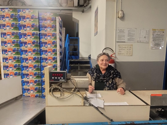 La dedizione senza fine: Tullia, 78 anni, al lavoro ogni mattina alle 4 al mercato di Torino senza mai una vacanza