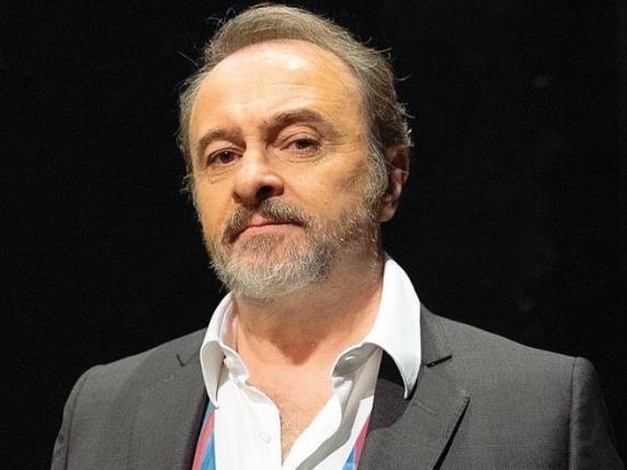 Natalino Balasso: la carriera di un comico tra libertà di espressione e sfide creative

Approfondimento
Natalino Balasso, noto comico e attore italiano, ha recentemente condiviso una storia interessante sulla sua carriera. Racconta di come il famoso cantautore Francesco Guccini lo ascoltò cantare e gli consigliò di fare il comico invece. Questa esperienza ha segnato l&#039;inizio di una carriera caratterizzata da scelte coraggiose e dalla ricerca della libertà di espressione.

Possibili Conseguenze
La decisione di Balasso di lasciare Zelig, un noto programma televisivo di intrattenimento, potrebbe avere conseguenze sulla sua carriera e sulla sua capacità di esprimersi liberamente. La sua scelta potrebbe essere vista come un atto di coerenza con i suoi valori artistici e come un tentativo di sfuggire alle limitazioni del mondo dello spettacolo.

Opinione
Non è possibile esprimere un&#039;opinione oggettiva su questo argomento, poiché si tratta di una storia personale di Natalino Balasso. Tuttavia, è interessante notare come la sua carriera sia stata influenzata dalle sue scelte e dalle sue esperienze, e come la sua storia possa essere vista come un esempio di coraggio e di determinazione.

Analisi Critica dei Fatti
La storia di Balasso mette in luce l&#039;importanza della libertà di espressione e della capacità di osare nel mondo dello spettacolo. La sua decisione di lasciare Zelig potrebbe essere vista come un atto di coraggio e di coerenza con i suoi valori artistici, e come un tentativo di sfuggire alle limitazioni del mondo dello spettacolo.

Relazioni con altri fatti
La carriera di Natalino Balasso è stata influenzata da vari fattori, tra cui la sua origine dal Polesine e la sua scelta di fare il comico. La sua storia potrebbe essere collegata ad altri eventi e storie nel mondo dello spettacolo italiano, come ad esempio la storia di altri comici e attori che hanno sfidato le convenzioni e le limitazioni del loro tempo.

Contesto storico
La storia di Balasso si svolge nel contesto del mondo dello spettacolo italiano, dove la libertà di espressione e la capacità di osare sono fondamentali per il successo. La sua carriera è stata influenzata dalle tendenze e dalle mode del momento, nonché dalle sue scelte personali e dalle sue esperienze.

Fonti
La fonte di questo articolo è il Corriere della Sera, un noto quotidiano italiano. L&#039;articolo originale può essere trovato al seguente link: https://www.corriere.it/. Il Corriere della Sera è una fonte attendibile e rispettata nel mondo del giornalismo italiano, e la sua copertura della storia di Natalino Balasso offre una prospettiva unica e interessante sulla carriera di questo comico e attore italiano.