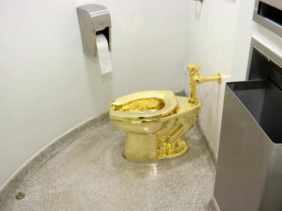 Water d&#039;oro “America” di Cattelan venduto all&#039;asta per 12 milioni di euro