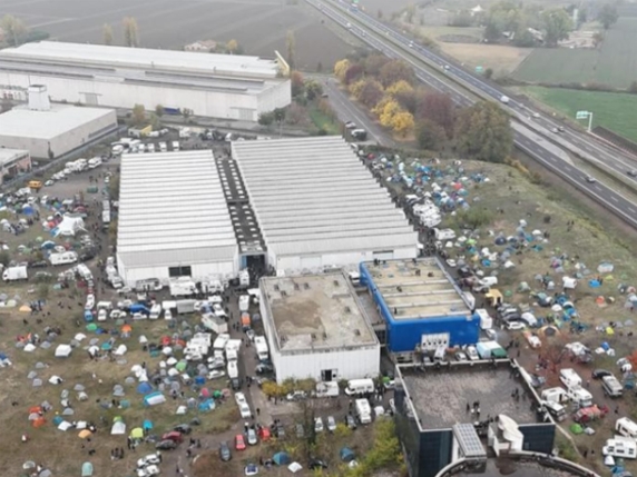 Rave non autorizzato a Modena: 5mila ragazzi nell&#039;ex fabbrica Bugatti, scontri con la polizia e preoccupazioni per la sicurezza pubblica

Approfondimento
Il rave di Modena, svoltosi nell&#039;ex fabbrica Bugatti, ha visto la partecipazione di circa 5mila ragazzi. L&#039;evento, non autorizzato, ha portato a scontri con la polizia, richiamando alla memoria il mega-rave del 2022 che aveva portato all&#039;emanazione del primo decreto del governo Meloni.

Possibili Conseguenze
Le conseguenze di questo evento potrebbero essere rilevanti, sia in termini di ordine pubblico che di salute pubblica. La partecipazione di un grande numero di persone a un evento non autorizzato può comportare rischi per la sicurezza e la salute dei partecipanti.

Opinione
Non è possibile esprimere un&#039;opinione in merito a questo evento, in quanto si tratta di un fatto oggettivo. Tuttavia, è importante sottolineare l&#039;importanza della sicurezza e della salute pubblica in occasioni di eventi di massa.

Analisi Critica dei Fatti
L&#039;analisi critica dei fatti rivela che l&#039;evento non autorizzato ha comportato rischi per la sicurezza e la salute dei partecipanti. Inoltre, la mancanza di autorizzazione e di controllo da parte delle autorità ha potuto contribuire a creare una situazione di pericolo.

Relazioni con altri fatti
Questo evento è collegato al mega-rave del 2022, che aveva portato all&#039;emanazione del primo decreto del governo Meloni. La ripetizione di eventi di questo tipo potrebbe indicare una mancanza di efficacia delle misure adottate per prevenire e gestire situazioni di questo tipo.

Contesto storico
Il contesto storico di questo evento è caratterizzato da una serie di eventi simili che hanno avuto luogo in Italia negli ultimi anni. La crescente preoccupazione per la sicurezza e la salute pubblica ha portato all&#039;emanazione di decreti e misure per prevenire e gestire situazioni di questo tipo.

Fonti
La fonte di questo articolo è il Corriere della Sera, che ha pubblicato un articolo intitolato &quot;Scontri con la polizia al rave di Modena: nell&#039;ex fabbrica Bugatti ancora 5mila ragazzi&quot;. Il link diretto all&#039;articolo è https://www.corriere.it/