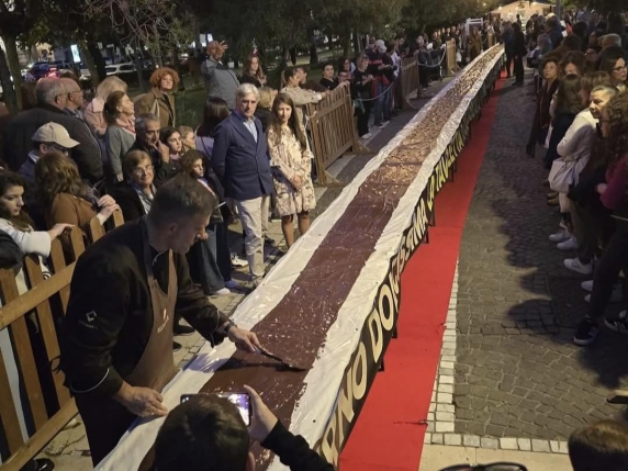 Record Mondiale di Cioccolato a Salerno: la Tavoletta più Lunga del Mondo Misura 35 Metri e 15 Centimetri