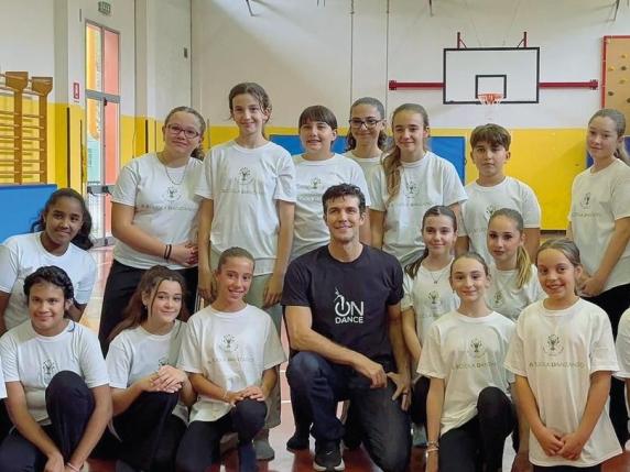 Il grande danzatore Roberto Bolle diventa insegnante: porta i valori della danza nelle scuole con il progetto &quot;A scuola danzando&quot;

Approfondimento
Il progetto &quot;A scuola danzando&quot; della Fondazione Roberto Bolle ha l&#039;obiettivo di portare i valori della danza nelle scuole, offrendo corsi gratuiti a studenti che non hanno familiarità con questa forma d&#039;arte. L&#039;obiettivo è quello di ispirare e aiutare i giovani a crescere, trasmettendo loro i valori di disciplina, creatività e espressione che la danza può offrire. Dieci scuole superiori sono state coinvolte negli incontri con Bolle, che spera di ispirare e di aiutare a crescere i giovani partecipanti.

Possibili Conseguenze
Questo progetto potrebbe avere un impatto positivo sugli studenti coinvolti, aiutandoli a sviluppare nuove competenze e a scoprire nuove passioni. Inoltre, potrebbe contribuire a promuovere la danza come forma d&#039;arte e di espressione, aumentando la sua visibilità e il suo apprezzamento tra i giovani. I valori trasmessi attraverso la danza, come la disciplina e la creatività, possono avere un impatto positivo sulla vita e sul benessere degli studenti.

Opinione
Il progetto &quot;A scuola danzando&quot; rappresenta un&#039;opportunità unica per gli studenti di scoprire i valori della danza e di beneficiare dei suoi effetti positivi sulla crescita personale e sociale. La partecipazione di Roberto Bolle, una figura di spicco nel mondo della danza, può essere un&#039;ispirazione per i giovani e un incentivo a esplorare nuove forme di espressione. Il progetto può anche contribuire a ridurre le barriere culturali e sociali, offrendo a tutti gli studenti la possibilità di scoprire e apprezzare la danza.

Analisi Critica dei Fatti
Il progetto &quot;A scuola danzando&quot; sembra essere un&#039;iniziativa meritevole, che potrebbe avere un impatto positivo sugli studenti coinvolti. Tuttavia, sarebbe interessante conoscere maggiori dettagli sull&#039;implementazione del progetto e sui risultati attesi, per valutare la sua efficacia e il suo potenziale di crescita. Inoltre, sarebbe utile conoscere come il progetto sarà valutato e come saranno misurati i suoi risultati.

Relazioni con altri fatti
Il progetto &quot;A scuola danzando&quot; si inserisce nel contesto di altre iniziative che mirano a promuovere la danza e le arti performing tra i giovani. Queste iniziative possono contribuire a creare una società più consapevole e appassionata di arte e cultura, e a offrire opportunità di crescita e di sviluppo per i giovani. Il progetto può anche essere visto come parte di una più ampia strategia per promuovere l&#039;educazione artistica e culturale nelle scuole.

Contesto storico
La danza ha una lunga storia e ha sempre giocato un ruolo importante nella cultura e nella società. Nel corso degli anni, la danza ha subito numerose trasformazioni e ha assunto diverse forme, ma il suo valore come forma d&#039;arte e di espressione è sempre stato riconosciuto. Il progetto &quot;A scuola danzando&quot; si inserisce in questo contesto storico, offrendo una nuova opportunità per i giovani di scoprire e di apprezzare la danza. La danza può essere vista come un mezzo per esprimere emozioni, pensieri e idee, e per creare un senso di comunità e di appartenenza.

Fonti
Fonte: Corriere della Sera