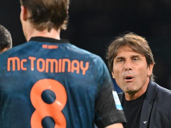 Tensione nel calcio italiano: Conte critica gli arbitri e i media mentre il Napoli resta al primo posto in classifica
