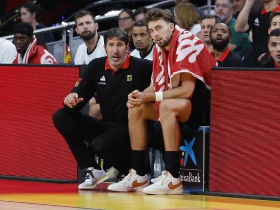 La storia di Mumbrú: come la pancreatite acuta può cambiare la vita in poche settimane

Approfondimento
La pancreatite acuta è un&#039;infiammazione del pancreas che può essere causata da diversi fattori, tra cui la presenza di calcoli biliari, l&#039;abuso di alcol o altre condizioni mediche. I sintomi possono variare da persona a persona, ma generalmente includono dolore addominale, nausea, vomito e perdita di peso.

Possibili Conseguenze
La pancreatite acuta può avere conseguenze serie se non trattata tempestivamente. Il dolore intenso e la perdita di peso possono essere solo l&#039;inizio, poiché la condizione può evolversi in complicazioni più gravi, come l&#039;insufficienza pancreatica o addirittura la morte.

Opinione
È importante che le persone siano consapevoli dei rischi associati alla pancreatite acuta e cerchino immediatamente assistenza medica se sperimentano sintomi simili. La prevenzione e la diagnosi precoce sono fondamentali per evitare conseguenze negative.

Analisi Critica dei Fatti
La storia di Mumbrú sottolinea l&#039;importanza di ascoltare il proprio corpo e di non sottovalutare i sintomi. La perdita di peso improvvisa e il dolore intenso sono segnali che non dovrebbero essere ignorati, e la ricerca di aiuto medico è cruciale per una diagnosi e un trattamento tempestivi.

Relazioni con altri fatti
La pancreatite acuta non è una condizione isolata, ma può essere collegata ad altre condizioni mediche, come il diabete o la malattia di Crohn. È essenziale comprendere queste relazioni per fornire una cura olistica e prevenire complicazioni future.

Contesto storico
La pancreatite acuta è una condizione medica nota da secoli, ma la comprensione dei suoi meccanismi e del suo trattamento è migliorata notevolmente negli ultimi decenni. La consapevolezza e l&#039;educazione sono fondamentali per ridurre l&#039;impatto di questa condizione sulla salute pubblica.

Fonti
Fonte: Corriere della Sera - Articolo originale