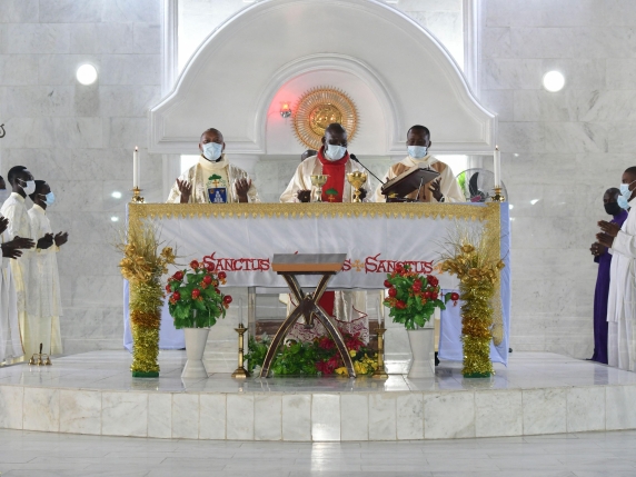 La posizione di Trump sulla difesa dei cristiani: un approccio selettivo tra Africa e Cina