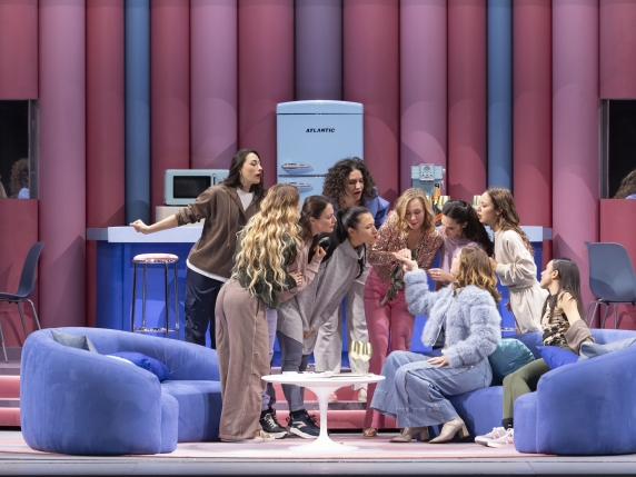 La Scala Reinventa &quot;Così fan tutte&quot; come Reality Show: Amore, Fedeltà e Manipolazione sotto la Lente della Modernità