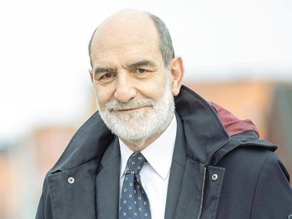 Giovanni Grasso, portavoce di Mattarella, rivela il suicidio del padre e la sua connessione con la famiglia Mattarella in un libro emozionale

Approfondimento
La storia personale di Giovanni Grasso e la sua connessione con la famiglia Mattarella sono aspetti interessanti che gettano luce sulla complessità delle relazioni umane e sulla storia italiana recente. L&#039;assassinio di Piersanti Mattarella, avvenuto nel 1980, è un evento che ha lasciato un segno profondo nella storia della Sicilia e dell&#039;Italia.

Possibili Conseguenze
Le rivelazioni di Giovanni Grasso potrebbero avere conseguenze significative sul piano personale e professionale, considerando il suo ruolo di portavoce del Presidente della Repubblica. La sua decisione di parlare pubblicamente del suicidio di suo padre e della sua connessione con la famiglia Mattarella potrebbe influenzare la percezione pubblica della sua figura e del suo lavoro.

Opinione
Non è possibile esprimere un&#039;opinione oggettiva su questo argomento, data la natura personale e soggettiva delle esperienze di Giovanni Grasso. Tuttavia, è chiaro che la sua decisione di condividere la sua storia personale con il pubblico rappresenta un atto di coraggio e di trasparenza.

Analisi Critica dei Fatti
L&#039;analisi critica dei fatti rivela che la storia di Giovanni Grasso è caratterizzata da una serie di eventi complessi e interconnessi. La sua connessione con la famiglia Mattarella e la sua esperienza personale del suicidio di suo padre sono aspetti che richiedono una riflessione approfondita e una considerazione delle possibili conseguenze.

Relazioni con altri fatti
La storia di Giovanni Grasso è collegata a una serie di eventi storici e personali che hanno avuto un impatto significativo sulla sua vita e sulla sua carriera. L&#039;assassinio di Piersanti Mattarella e la sua connessione con la famiglia Mattarella sono solo alcuni esempi di come la storia personale di Grasso sia intrecciata con la storia italiana recente.

Contesto storico
La storia di Giovanni Grasso si svolge all&#039;interno di un contesto storico complesso e tumultuoso. Gli anni &#039;80, in cui avvenne l&#039;assassinio di Piersanti Mattarella, furono un periodo di grande tensione e violenza in Italia, caratterizzato da una serie di eventi traumatici che hanno lasciato un segno profondo nella storia del paese.

Fonti
La fonte di questo articolo è Corriere della Sera. Il link diretto all&#039;articolo originale è https://www.corriere.it/cronache/25_novembre_03/giovanni-grasso-portavoce-mattarella-ho-parlato-suicidio-papa-libro-temeva-finire-prigione-voleva-proteggermi-6909149062562.shtml.