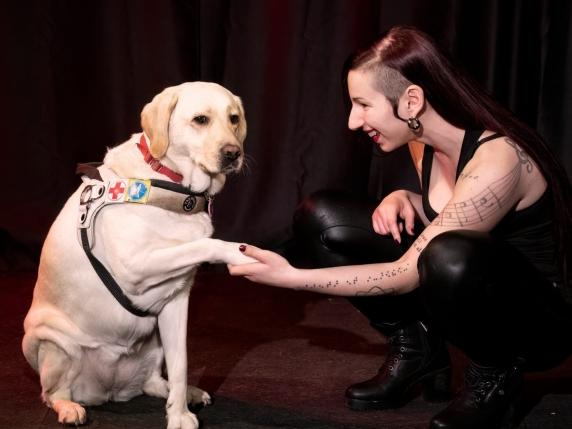 Vanessa Casu e il suo cane guida Pankake lottano per i diritti dei non vedenti: una missione sociale contro la discriminazione e l&#039;ignoranza sui cani guida