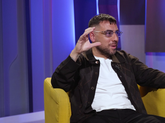 Coez e la Malinconia: Un Filo Rosso che Trasforma la Musica in Emozione