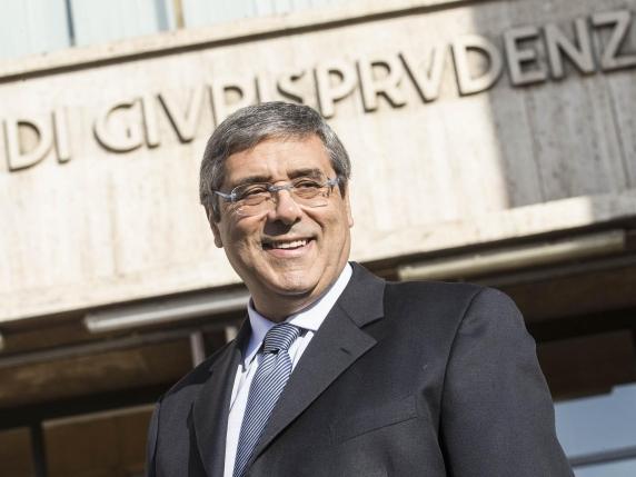 Scandalo Appalti Truccati nella Sanità Siciliana: Richiesta di Arresto per l&#039;Ex Governatore Totò Cuffaro e 17 Altre Persone