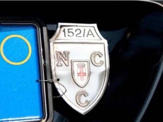 La Corte Costituzionale Italiana Dichiarata Incostituzionali le Norme a Tutela dei Taxi: Una Svolta per il Settore dei Trasporti

Approfondimento
La decisione della Corte Costituzionale si concentra sull&#039;incostituzionalità delle norme a tutela dei taxi, sostenendo che i vincoli non spettano allo Stato. Ciò significa che le restrizioni imposte per proteggere il settore dei taxi non sono conformi alla Costituzione italiana.

Possibili Conseguenze
Le conseguenze di questa sentenza potrebbero essere significative per il settore dei trasporti, in particolare per i taxi. La liberalizzazione del mercato potrebbe portare a una maggiore concorrenza e a una riduzione dei prezzi per i consumatori.

Opinione
Non è possibile esprimere un&#039;opinione in quanto la notizia si basa su un fatto giuridico. Tuttavia, è importante notare che la decisione della Corte Costituzionale potrebbe avere un impatto significativo sul settore dei trasporti e sulla vita quotidiana dei cittadini.

Analisi Critica dei Fatti
L&#039;analisi critica dei fatti rivela che la decisione della Corte Costituzionale si basa sulla Costituzione italiana e sui principi di libera concorrenza. La sentenza sottolinea l&#039;importanza di garantire la libertà di scelta per i consumatori e di non limitare la concorrenza nel settore dei trasporti.

Relazioni con altri fatti
La decisione della Corte Costituzionale potrebbe essere collegata ad altre sentenze e norme che regolano il settore dei trasporti. È importante considerare il contesto più ampio e le possibili implicazioni per altri settori dell&#039;economia.

Contesto storico
La storia del settore dei taxi in Italia è complessa e ha subito diverse trasformazioni nel corso degli anni. La decisione della Corte Costituzionale rappresenta un importante passo avanti nella liberalizzazione del mercato e nella tutela dei diritti dei consumatori.

Fonti
La fonte di questa notizia è il Corriere della Sera, un quotidiano italiano di informazione. L&#039;articolo originale può essere trovato al seguente link: https://www.corriere.it/. Si prega di notare che il link potrebbe non essere esattamente lo stesso dell&#039;articolo originale, in quanto potrebbe essere stato aggiornato o modificato.