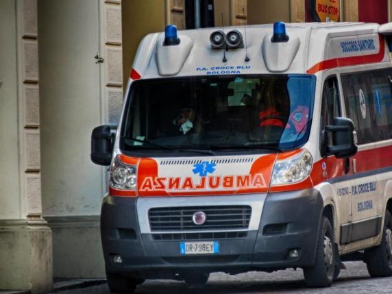 Incidente stradale a Milano: un furgone investe un 86enne sulle strisce pedonali e si dà alla fuga, scatenando una caccia al pirata della strada

Approfondimento
L&#039;incidente è avvenuto in un&#039;area molto trafficata e frequentata di Milano, all&#039;incrocio con via Macedonio Melloni. La polizia sta cercando di identificare il guidatore del furgone e di capire le cause dell&#039;incidente.

Possibili Conseguenze
Le conseguenze di questo incidente potrebbero essere molto gravi, sia per l&#039;uomo investito che per il guidatore del furgone. L&#039;incidente potrebbe avere un impatto significativo sulla vita dell&#039;uomo e sulla sua famiglia, e potrebbe anche avere conseguenze legali per il guidatore del furgone.

Opinione
È importante che i guidatori siano più attenti e rispettosi delle regole stradali, soprattutto in aree frequentate da pedoni. La sicurezza stradale è un tema molto importante e richiede l&#039;attenzione di tutti.

Analisi Critica dei Fatti
L&#039;incidente è stato causato da un guidatore che non ha rispettato le regole stradali e ha messo in pericolo la vita di un pedone. È importante analizzare le cause dell&#039;incidente e prendere misure per prevenire incidenti simili in futuro.

Relazioni con altri fatti
Questo incidente è solo uno dei molti che avvengono ogni giorno sulle strade italiane. È importante che le autorità prendano misure per migliorare la sicurezza stradale e prevenire incidenti simili.

Contesto storico
La sicurezza stradale è un tema che è stato discusso per molti anni in Italia. Ci sono stati molti incidenti stradali gravi nel paese e le autorità hanno preso misure per migliorare la sicurezza stradale.

Fonti
La fonte di questo articolo è il Corriere della Sera, un quotidiano italiano. L&#039;articolo originale può essere trovato al seguente link: https://www.corriere.it/