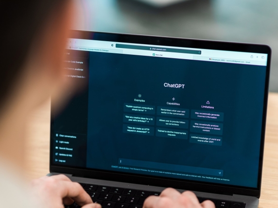 L&#039;intelligenza artificiale comprende meglio il polacco di tutte le altre lingue, con l&#039;italiano che si posiziona sorprendentemente al terzo posto nella classifica di comprensione linguistica