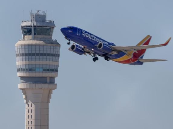 Crisi nei cieli americani: record di dimissioni tra i controllori di volo, paghe congelate e allarme sicurezza