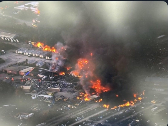 Incidente aereo negli Stati Uniti: aereo cargo precipita all&#039;aeroporto di Louisville, feriti e incendi