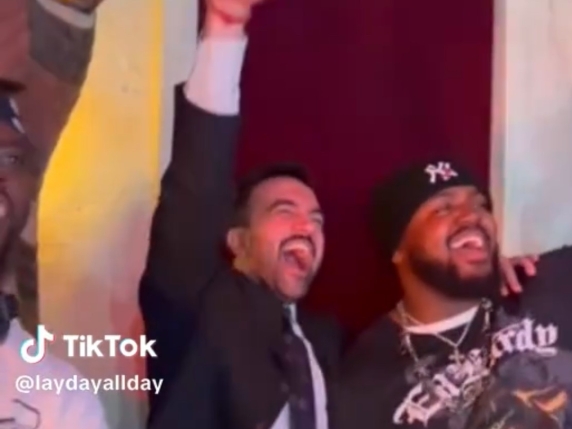 Zohran Mamdani celebra la sua vittoria con una festa scatenata al Paramount Theatre