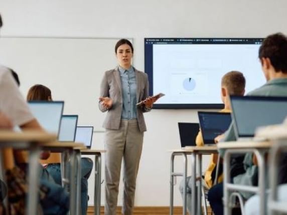 Aumento Stipendiale per i Professori: fino a 185 Euro in più al Mese, Dipende da Anzianità e Grado