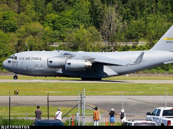Arrivo di un cargo americano all&#039;aerobase di Ghedi: implicazioni per la sicurezza e le relazioni internazionali