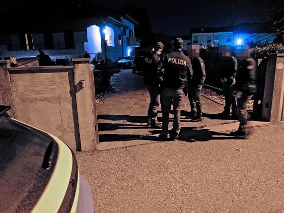 Spara al ladro nella villa ma non è indagato grazie alle nuove norme. Meloni: «La difesa è sempre legittima»  