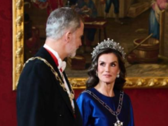 La Regina Letizia di Spagna Sfoggia Eleganza a Madrid con un Abito Blu Cobalto e una Tiara Storica