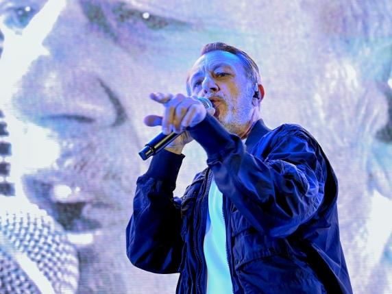 Neffa Torna a Incantare il Pubblico con uno Show Unico e Eclettico