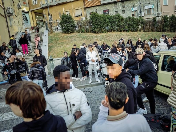 Caso della baby gang: abusi e torture su un 15enne, la versione della ragazza coinvolta e le possibili conseguenze 

Approfondimento
Il caso della &quot;baby gang&quot; ha sollevato grande preoccupazione e indignazione nell&#039;opinione pubblica. Le accuse di torture e abusi su un minore sono estremamente gravi e richiedono un&#039;attenta valutazione delle prove e delle testimonianze. La versione della ragazza di 16 anni, sebbene parziale, può aiutare a comprendere meglio gli eventi e le responsabilità individuali.

Possibili Conseguenze
Le conseguenze di questo caso possono essere molto gravi, sia per la vittima che per gli accusati. La vittima potrebbe subire danni psicologici e fisici a lungo termine, mentre gli accusati potrebbero affrontare severe pene detentive se condannati. È fondamentale che la giustizia segua il suo corso e che le responsabilità siano accertate con certezza.

Opinione
Il caso della &quot;baby gang&quot; solleva interrogativi importanti sulla violenza e sull&#039;abuso dei minori. È essenziale che la società si mobiliti per prevenire tali episodi e per supportare le vittime. La giustizia deve essere severa con gli autori di tali crimini, ma anche garantire che i minori coinvolti ricevano il sostegno e la protezione necessari.

Analisi Critica dei Fatti
L&#039;analisi critica dei fatti richiede un esame attento delle prove e delle testimonianze. La versione della ragazza di 16 anni, sebbene parziale, può aiutare a comprendere meglio gli eventi. Tuttavia, è fondamentale che la giustizia consideri tutte le prove e le testimonianze disponibili per accertare le responsabilità individuali.

Relazioni con altri fatti
Il caso della &quot;baby gang&quot; non è isolato. Ci sono stati altri episodi di violenza e abuso dei minori in Italia e nel mondo. È essenziale che la società si mobiliti per prevenire tali episodi e per supportare le vittime. La giustizia deve essere severa con gli autori di tali crimini, ma anche garantire che i minori coinvolti ricevano il sostegno e la protezione necessari.

Contesto storico
Il caso della &quot;baby gang&quot; si inserisce in un contesto storico di crescente preoccupazione per la violenza e l&#039;abuso dei minori. La società deve essere consapevole dei rischi e delle conseguenze di tali episodi e mobilitarsi per prevenire e contrastare la violenza e l&#039;abuso dei minori.

Fonti
La fonte di questo articolo è il Corriere della Sera, che ha pubblicato un articolo intitolato &quot;Torture e abusi al 15enne, parla la ragazza della baby gang: «Ho colpe, però lui esagera. La sua versione vera solo in parte»&quot;. L&#039;articolo originale può essere trovato al seguente link: https://www.corriere.it/