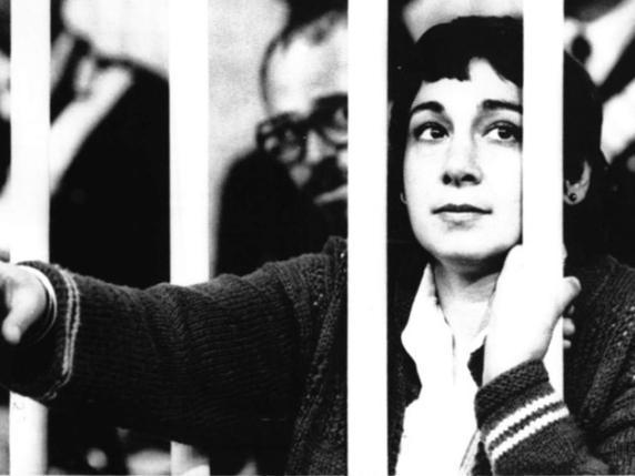 Addio ad Anna Laura Braghetti, ex brigatista rossa coinvolta nel rapimento di Aldo Moro, scomparsa all&#039;età di 72 anni

Approfondimento
Anna Laura Braghetti, ex membro delle Brigate Rosse, è stata una figura centrale nel rapimento di Aldo Moro, avvenuto nel 1978. Dopo la sua carcerazione, ha intrapreso un percorso di reinserimento sociale, concentrandosi sull&#039;aiuto ai detenuti e sulla riflessione sulle sue azioni passate.

Possibili Conseguenze
La morte di Anna Laura Braghetti potrebbe avere un impatto significativo sulla società italiana, in particolare per coloro che sono stati coinvolti nel rapimento di Aldo Moro o che hanno subito le conseguenze delle azioni delle Brigate Rosse. La sua scomparsa potrebbe anche sollevare questioni relative alla giustizia, alla riabilitazione e alla memoria storica.

Opinione
Non è possibile esprimere un&#039;opinione oggettiva sulla morte di Anna Laura Braghetti, poiché le opinioni sono soggettive e possono variare a seconda delle prospettive individuali. Tuttavia, è importante riconoscere che la sua storia e le sue azioni hanno avuto un impatto significativo sulla storia italiana e sulla vita di molte persone.

Analisi Critica dei Fatti
La storia di Anna Laura Braghetti e il suo ruolo nel rapimento di Aldo Moro sono stati ampiamente documentati e analizzati. È importante esaminare criticamente i fatti e le circostanze che hanno portato alle sue azioni, nonché le conseguenze che ne sono derivate. Ciò può aiutare a comprendere meglio la complessità della storia italiana e le sfide relative alla giustizia, alla riabilitazione e alla memoria storica.

Relazioni con altri fatti
La morte di Anna Laura Braghetti è collegata a una serie di eventi storici significativi, tra cui il rapimento di Aldo Moro e le azioni delle Brigate Rosse. È importante considerare queste relazioni per comprendere appieno il contesto e le implicazioni della sua scomparsa.

Contesto storico
Il rapimento di Aldo Moro e le azioni delle Brigate Rosse sono avvenuti in un contesto storico caratterizzato da tensioni politiche e sociali in Italia. La morte di Anna Laura Braghetti richiama l&#039;attenzione su questo periodo della storia italiana e sulle sfide relative alla giustizia, alla riabilitazione e alla memoria storica.

Fonti
La fonte di questo articolo è il Corriere della Sera, un quotidiano italiano. L&#039;articolo originale può essere trovato al seguente link: https://www.corriere.it/. Si prega di notare che il link potrebbe non essere esattamente lo stesso dell&#039;articolo originale, poiché potrebbe essere stato aggiornato o modificato.