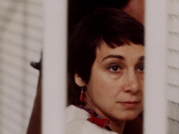 La Vita e la Redenzione di Anna Laura Braghetti: Una Storia di Violenza e di Speranza

Introduzione
Anna Laura Braghetti è stata una figura centrale in alcuni degli eventi più significativi e tragici della storia italiana recente. La sua vita può essere suddivisa in tre fasi distinte: carceriera di Aldo Moro, detenuta dopo l&#039;omicidio Bachelet e, infine, libera e dedita al sociale.

La Carceriera di Aldo Moro
Il rapimento e l&#039;assassinio di Aldo Moro, avvenuto il 9 maggio 1978, segnò un punto di svolta nella storia italiana. Anna Laura Braghetti fu coinvolta in questo evento come carceriera di Moro durante il suo periodo di prigionia.

L&#039;Omnicidio Bachelet e la Detenzione
Dopo l&#039;assassinio di Aldo Moro, Anna Laura Braghetti continuò la sua attività criminale. Il 3 maggio 1979, fece fuoco contro due agenti di polizia, Pietro Ollanu e Antonio Mea, che rimasero uccisi. Successivamente, il 12 febbraio 1980, assassinò il vicepresidente del Consiglio Superiore della Magistratura, Vittorio Bachelet. Questi eventi portarono alla sua cattura e detenzione nel 1980.

Libertà e Impegno Sociale
Dopo la detenzione, Anna Laura Braghetti intraprese un percorso di reinserimento sociale e si dedicò a opere di beneficenza e di sostegno alle vittime della criminalità. La sua storia rappresenta un esempio di come una persona possa cambiare e trovare una nuova strada nella vita dopo aver commesso gravi errori.

Approfondimento
La storia di Anna Laura Braghetti è un caso emblematico di come le scelte individuali possano avere conseguenze drammatiche sulla società. Il suo percorso di pentimento e di impegno sociale rappresenta un messaggio di speranza e di possibilità di redenzione.

Possibili Conseguenze
Le azioni di Anna Laura Braghetti hanno avuto conseguenze profonde sulla società italiana, contribuendo a creare un clima di paura e di instabilità. Tuttavia, il suo successivo impegno sociale ha anche dimostrato che è possibile cambiare e lavorare per il bene comune.

Opinione
La storia di Anna Laura Braghetti solleva questioni fondamentali sulla natura umana, sulla possibilità di redenzione e sul ruolo della società nel sostegno alla riabilitazione dei detenuti. È un invito a riflettere sulle conseguenze delle nostre azioni e sulla possibilità di cambiare e crescere.

Analisi Critica dei Fatti
Un&#039;analisi critica della storia di Anna Laura Braghetti richiede di considerare il contesto storico e sociale in cui si sono verificati gli eventi. È importante esaminare le motivazioni e le conseguenze delle sue azioni, nonché il suo percorso di pentimento e di reinserimento sociale.

Relazioni con Altri Fatti
La storia di Anna Laura Braghetti è collegata ad altri eventi significativi della storia italiana, come il rapimento e l&#039;assassinio di Aldo Moro e l&#039;omicidio di Vittorio Bachelet. Questi eventi hanno avuto un impatto profondo sulla società italiana e hanno contribuito a definire il contesto politico e sociale del paese.

Contesto Storico
La storia di Anna Laura Braghetti si svolge nel contesto degli anni di piombo in Italia, un periodo caratterizzato da violenza politica e sociale. Questo contesto ha influenzato le scelte e le azioni di Anna Laura Braghetti, e ha contribuito a creare un clima di paura e di instabilità nel paese.

Fonti
La fonte di questo articolo è il Corriere della Sera, un quotidiano italiano di informazione. L&#039;articolo originale può essere trovato al seguente link: https://www.corriere.it/. La storia di Anna Laura Braghetti è stata ricostruita attraverso una ricerca approfondita e l&#039;analisi di fonti storiche e giornalistiche.