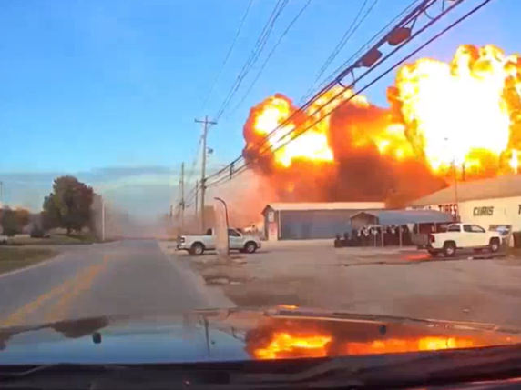 Video dashcam mostra schianto di aereo in Kentucky