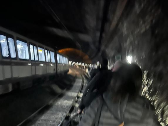Guasto sulla linea Metro B di Roma: passeggeri costretti a proseguire a piedi nel tunnel all&#039;alba