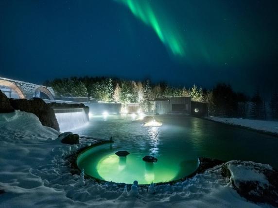 L&#039;Islanda si rivela in tutta la sua bellezza: una nuova laguna tra la neve offre un&#039;esperienza unica per ammirare l&#039;aurora boreale