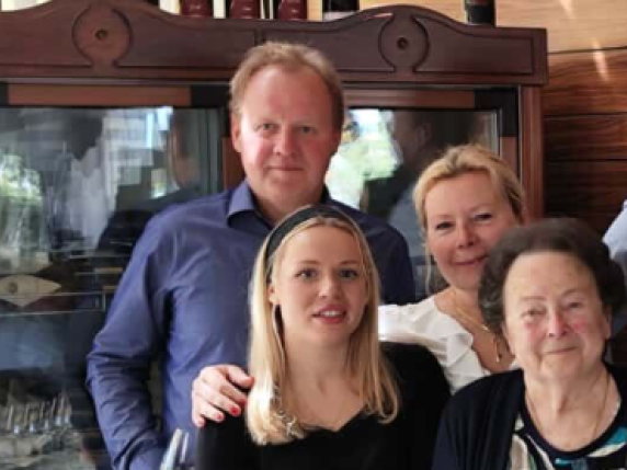 Cambiare passaporto senza lasciare casa: la straordinaria storia della famiglia Zancola a Portorož

La Straordinaria Storia degli Zancola
La famiglia di Maria Zancola ha vissuto un&#039;esperienza unica nella storia, cambiando quattro volte il passaporto senza mai lasciare il loro paese natale. Questa storia straordinaria si è svolta a Portorose, oggi conosciuta come Portorož, una località che ha fatto parte di diversi stati nel corso degli anni.
 
Approfondimento
La storia degli Zancola inizia nell&#039;Impero Austroungarico, dove la famiglia ha vissuto per generazioni. Successivamente, con la fine della Prima Guerra Mondiale e la dissoluzione dell&#039;Impero Austroungarico, Portorose è diventata parte del Regno d&#039;Italia. Tuttavia, dopo la Seconda Guerra Mondiale, la regione è stata annessa alla Jugoslavia, sotto la guida di Josip Broz Tito. Infine, con la dissoluzione della Jugoslavia negli anni &#039;90, Portorož è diventata parte della Slovenia indipendente.
Possibili Conseguenze
Questi cambiamenti hanno avuto un impatto significativo sulla vita quotidiana degli Zancola e degli altri abitanti di Portorož. Ogni cambio di governo ha portato a nuove leggi, nuove istituzioni e nuove identità nazionali, costringendo la famiglia ad adaptarsi costantemente a nuove realtà.
Opinione
La storia degli Zancola è un esempio unico di come le vicende storiche possano influenzare la vita delle persone. Nonostante i cambiamenti politici e territoriali, la famiglia è rimasta saldamente radicata nel loro paese natale, mantenendo la loro identità e le loro tradizioni.
Analisi Critica dei Fatti
La storia degli Zancola mette in luce l&#039;importanza della stabilità politica e della continuità storica. I frequenti cambiamenti di governo e di identità nazionale hanno creato sfide significative per la famiglia, che ha dovuto adattarsi a nuove realtà senza mai perdere la loro identità.
Relazioni con altri fatti
La storia degli Zancola è collegata a eventi storici più ampi, come la dissoluzione dell&#039;Impero Austroungarico, la Seconda Guerra Mondiale e la dissoluzione della Jugoslavia. Questi eventi hanno avuto un impatto significativo sulla regione e sulla vita delle persone che vi abitano.
Contesto storico
La storia degli Zancola si svolge nel contesto della storia europea del XX secolo, caratterizzata da guerre, rivoluzioni e cambiamenti politici. La regione di Portorož è stata al centro di questi eventi, subendo gli effetti dei cambiamenti politici e territoriali.
Fonti
La fonte di questo articolo è il Corriere della Sera, un quotidiano italiano. L&#039;articolo originale può essere trovato al seguente link: https://www.corriere.it/. La storia degli Zancola è un esempio unico di come le vicende storiche possano influenzare la vita delle persone.