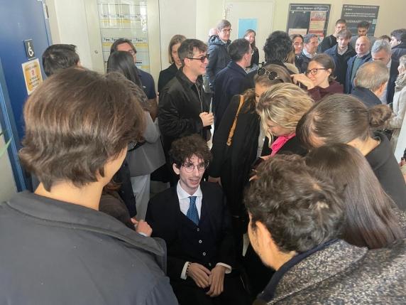 Laurea in Medicina per lo studente colpito da una bicicletta lanciata ai Murazzi: una storia di forza e determinazione 

Approfondimento
La vita di Mauro Glorioso è stata segnata da un incidente ai Murazzi che lo ha costretto su una sedia a rotelle. Tuttavia, nonostante le difficoltà, Mauro ha trovato la forza per andare avanti e raggiungere i suoi obiettivi, tra cui la laurea in Medicina.

Possibili Conseguenze
L&#039;incidente ai Murazzi ha avuto conseguenze importanti sulla vita di Mauro Glorioso, tra cui una lunga e difficile riabilitazione. Tuttavia, Mauro è riuscito a superare queste difficoltà e a costruire un futuro per sé.

Opinione
La storia di Mauro Glorioso è un esempio di come la determinazione e la forza di volontà possano aiutare a superare anche le difficoltà più grandi. La sua capacità di guardare avanti e di non lasciarsi abbattere dai fatti che lo hanno portato su una sedia a rotelle è un esempio per tutti.

Analisi Critica dei Fatti
L&#039;incidente ai Murazzi è stato un evento traumatico per Mauro Glorioso, ma ha anche rappresentato un punto di svolta nella sua vita. La sua reazione ai fatti e la sua capacità di andare avanti sono state fondamentali per raggiungere i suoi obiettivi.

Relazioni con altri fatti
La storia di Mauro Glorioso è un esempio di come la vita possa cambiare in un attimo. Incidenti simili possono accadere a chiunque, e la reazione ai fatti può essere fondamentale per determinare il corso della vita.

Contesto storico
L&#039;incidente ai Murazzi è avvenuto in un contesto di violenza e di disordine. Tuttavia, la storia di Mauro Glorioso mostra che anche in mezzo alla difficoltà e alla sofferenza, è possibile trovare la forza per andare avanti e costruire un futuro migliore.

Fonti
La fonte di questo articolo è il Corriere della Sera, che ha pubblicato la storia di Mauro Glorioso e della sua laurea in Medicina. Per maggiori informazioni, si può visitare il sito web del Corriere della Sera all&#039;indirizzo https://www.corriere.it.