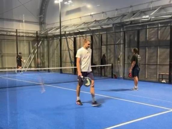 Gli ATP Finals di Torino: quando il tennis incontra altri sport 

ATP Finals Torino: non solo tennis
Le stelle del tennis non si limitano solo al campo da tennis durante gli ATP Finals di Torino. Jannik Sinner, ad esempio, ha scelto di dedicarsi al golf e al kart, mentre Alexander Zverev si è concesso una partita a padel.
Una sorpresa piacevole è stata registrata al GPadel Borgo Po, un circolo di corso Moncalieri, dove è arrivato Alexander Zverev. Il gestore del circolo ha commentato: «Da noi hanno giocato personaggi noti come Ciro Ferrara, Claudio Marchisio e Fabio Quagliarella, ma mai un grande tennista».

Approfondimento
Gli ATP Finals di Torino rappresentano uno degli eventi più importanti del calendario tennistico, e i giocatori non si limitano solo a competere sul campo. La scelta di Jannik Sinner di dedicarsi al golf e al kart, e di Alexander Zverev di giocare a padel, mostra come questi atleti cerchino di mantenersi attivi e divertirsi anche al di fuori del campo da tennis.

Possibili Conseguenze
La partecipazione di tennisti di alto livello come Jannik Sinner e Alexander Zverev ad attività diverse dal tennis potrebbe avere un impatto positivo sulla promozione di questi sport e sulla loro visibilità. Inoltre, potrebbe anche contribuire a creare un&#039;atmosfera più rilassata e divertente durante gli ATP Finals.

Opinione
È interessante notare come i giocatori di tennis di alto livello cerchino di bilanciare la loro vita sportiva con altre attività. La scelta di Jannik Sinner e Alexander Zverev di dedicarsi ad attività diverse dal tennis potrebbe essere vista come un modo per mantenere la motivazione e la concentrazione durante gli eventi importanti come gli ATP Finals.

Analisi Critica dei Fatti
La notizia della partecipazione di Jannik Sinner e Alexander Zverev ad attività diverse dal tennis durante gli ATP Finals di Torino può essere analizzata sotto diversi aspetti. Da un lato, potrebbe essere vista come un modo per i giocatori di rilassarsi e divertirsi, dall&#039;altro potrebbe anche essere interpretata come una strategia per mantenere la visibilità e la promozione dei loro sponsor.

Relazioni con altri fatti
La partecipazione di tennisti di alto livello ad attività diverse dal tennis non è un fenomeno nuovo. Giocatori come Roger Federer e Rafael Nadal hanno già partecipato ad eventi di golf e altri sport in passato. La scelta di Jannik Sinner e Alexander Zverev di dedicarsi al golf, al kart e al padel potrebbe essere vista come una continuazione di questa tendenza.

Contesto storico
Gli ATP Finals di Torino rappresentano uno degli eventi più importanti del calendario tennistico, con una storia che risale al 1970. La scelta di Jannik Sinner e Alexander Zverev di partecipare ad attività diverse dal tennis durante l&#039;evento potrebbe essere vista come un modo per arricchire l&#039;esperienza degli spettatori e dei giocatori stessi.

Fonti
La fonte di questa notizia è il Corriere della Sera, che ha pubblicato un articolo intitolato &quot;Atp Finals Torino, non solo tennis: Jannik Sinner sceglie golf e kart, Alexander Zverev si è concesso il padel&quot;. L&#039;articolo originale può essere trovato al seguente link: https://www.corriere.it/