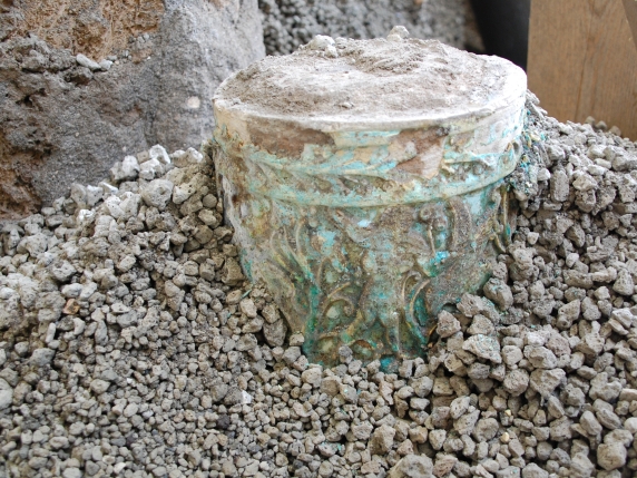 Ritrovamento Sensazionale a Pompei: un Vaso Egiziano nel Cuore della Città Antica