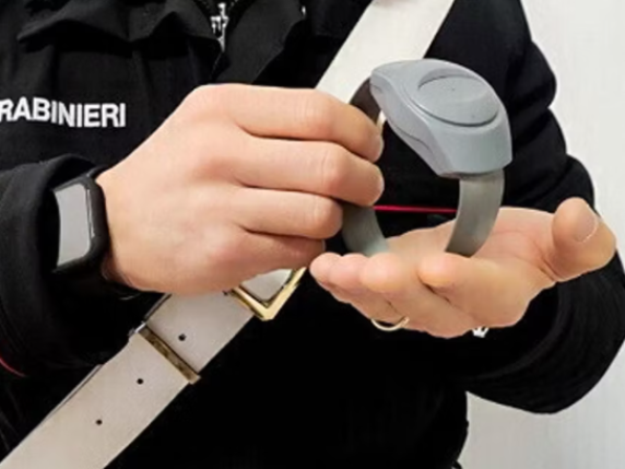 Violenza contro le donne: braccialetti elettronici inefficaci e autori sempre più giovani