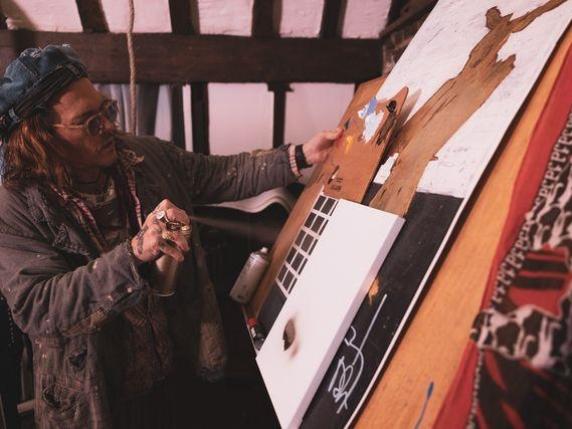 I fiori dipinti da Johnny Depp in vendita a Milano a 3.500 euro