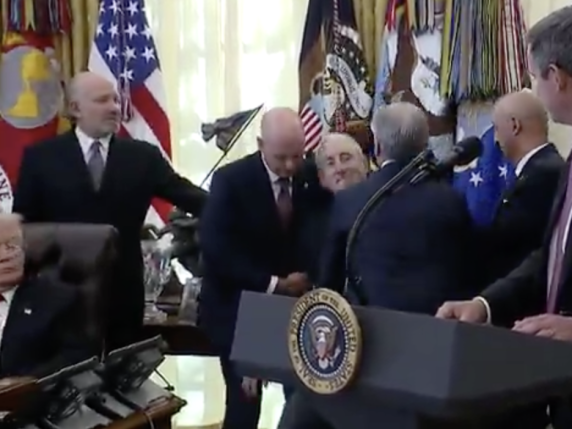 Incidente allo Studio Ovale: una persona sviene durante la conferenza stampa del presidente Trump