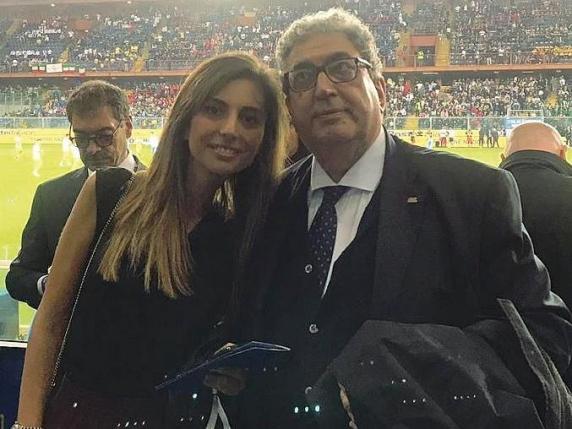 La storia straziante di Perinetti e la lotta contro l&#039;anoressia della figlia Emanuela: un dramma personale che mette in luce l&#039;importanza della diagnosi precoce e del supporto per superare questa malattia devastante. 

Approfondimento
La storia di Perinetti e sua figlia Emanuela sottolinea l&#039;importanza di riconoscere i segni dell&#039;anoressia e di offrire supporto e tenerezza alle persone che ne soffrono. L&#039;anoressia è una malattia grave che può avere conseguenze devastanti se non trattata tempestivamente. È fondamentale che i genitori e gli operatori sanitari siano consapevoli dei segni e dei sintomi di questa malattia per poter offrire il supporto necessario.

Possibili Conseguenze
Le conseguenze dell&#039;anoressia possono essere gravi e durature. Se non trattata, può portare a problemi di salute fisica e mentale, come osteoporosi, problemi cardiaci e depressione. In alcuni casi, può anche essere fatale. È cruciale che le persone che soffrono di anoressia ricevano il supporto e la cura di cui hanno bisogno per prevenire queste conseguenze.

Opinione
È fondamentale che le persone che soffrono di anoressia ricevano il supporto e la cura di cui hanno bisogno. La tenerezza e la comprensione sono essenziali per aiutare gli individui a superare questa malattia. È importante promuovere una cultura che valorizzi la salute e il benessere, e che offra supporto a coloro che ne hanno bisogno.

Analisi Critica dei Fatti
La storia di Perinetti e sua figlia Emanuela mette in luce l&#039;importanza di una diagnosi precoce e di un trattamento adeguato per l&#039;anoressia. È cruciale che i genitori e gli operatori sanitari siano consapevoli dei segni e dei sintomi di questa malattia per poter offrire il supporto necessario. La lotta contro l&#039;anoressia richiede un approccio olistico che coinvolga la famiglia, gli operatori sanitari e la società nel suo complesso.

Relazioni con altri fatti
La lotta contro l&#039;anoressia è un problema complesso che richiede un approccio multidisciplinare. È importante promuovere una cultura che valorizzi la salute e il benessere, e che offra supporto a coloro che ne hanno bisogno. La storia di Perinetti e sua figlia Emanuela sottolinea l&#039;importanza di una diagnosi precoce e di un trattamento adeguato per l&#039;anoressia, e mette in luce la necessità di un approccio olistico per superare questa malattia.

Utilità pratica
Per coloro che sono interessati a saperne di più sull&#039;anoressia e su come aiutare gli individui che ne soffrono, ci sono molte risorse disponibili. Gli operatori sanitari e le organizzazioni di supporto possono offrire informazioni e aiuto prezioso. È importante promuovere una cultura che valorizzi la salute e il benessere, e che offra supporto a coloro che ne hanno bisogno.

Contesto storico
L&#039;anoressia è una malattia che ha accompagnato l&#039;umanità per secoli. Tuttavia, solo negli ultimi decenni si è iniziato a comprendere appieno la sua natura e le sue conseguenze. Oggi, ci sono molti più strumenti e risorse disponibili per aiutare gli individui a superare questa malattia. La storia di Perinetti e sua figlia Emanuela sottolinea l&#039;importanza di una diagnosi precoce e di un trattamento adeguato per l&#039;anoressia, e mette in luce la necessità di un approccio olistico per superare questa malattia.

Fonti
Fonte: Corriere della Sera
Articolo originale: Perinetti e il dramma della figlia Emanuela: «Mi disse che aveva un tumore, invece era anoressia. Tornò a mangiare, ma era tardi»