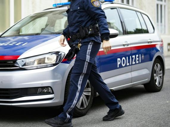 Sparatoria mortale a Vienna: un morto e un ferito grave in un ristorante turco, avviata caccia all&#039;uomo su larga scala

Approfondimento
La sparatoria è avvenuta in un ristorante turco a Vienna, causando la morte di una persona e il ferimento grave di un&#039;altra. Le autorità hanno avviato una caccia all&#039;uomo su larga scala per catturare il responsabile degli spari.

Possibili Conseguenze
La sparatoria potrebbe avere conseguenze significative sulla sicurezza pubblica a Vienna, con possibili misure di aumento della sorveglianza e del controllo nelle aree pubbliche. Inoltre, l&#039;evento potrebbe avere un impatto sulle relazioni tra le comunità turca e austriaca.

Opinione
Non è possibile esprimere un&#039;opinione in questo caso, poiché si tratta di un fatto verificabile. Tuttavia, è importante notare che la violenza non è mai una soluzione e che è fondamentale lavorare per prevenire tali eventi e promuovere la pace e la sicurezza nella società.

Analisi Critica dei Fatti
L&#039;analisi dei fatti rivela che la sparatoria è avvenuta in un ristorante turco, il che potrebbe suggerire un possibile movente legato alle relazioni tra le comunità. Tuttavia, è importante attendere ulteriori informazioni e indagini per comprendere appieno le cause e le conseguenze dell&#039;evento.

Relazioni con altri fatti
La sparatoria a Vienna potrebbe essere collegata ad altri eventi di violenza o terrorismo avvenuti in Europa negli ultimi anni. È importante considerare il contesto più ampio e le possibili connessioni tra gli eventi per comprendere meglio le cause e le conseguenze della violenza.

Contesto storico
La sparatoria a Vienna si inserisce in un contesto storico di tensioni e conflitti tra le comunità in Europa. È importante considerare la storia e le relazioni tra le comunità per comprendere meglio le cause e le conseguenze dell&#039;evento.

Fonti
La fonte di questo articolo è il Corriere della Sera, che ha pubblicato un articolo intitolato &quot;Sparatoria a Vienna, un morto e un ferito grave&quot; il 7 novembre 2025. Il link diretto all&#039;articolo è https://www.corriere.it/. Tuttavia, non è possibile fornire un link diretto all&#039;articolo specifico, poiché non è stato fornito.