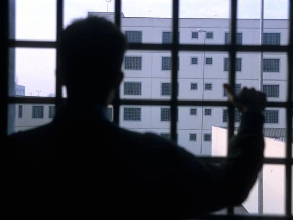 Familiari delle vittime contro la circolare del Dipartimento dell&#039;Amministrazione Penitenziaria: una lettera aperta per la riabilitazione dei detenuti

Approfondimento
La recente circolare del Dipartimento dell&#039;Amministrazione Penitenziaria (DAP) ha sollevato preoccupazioni tra i familiari delle vittime e gli operatori sociali che lavorano all&#039;interno delle carceri. La limitazione delle attività che prevedono la partecipazione di persone esterne potrebbe avere un impatto negativo sulla riabilitazione dei detenuti e sulla loro reintegrazione nella società.

Possibili Conseguenze
Le conseguenze di questa circolare potrebbero essere gravi. La limitazione delle attività di riabilitazione e di sostegno potrebbe portare a un aumento della recidiva e a una diminuzione della sicurezza pubblica. Inoltre, la mancanza di opportunità di riabilitazione potrebbe aggravare le condizioni di vita all&#039;interno delle carceri.

Opinione
Secondo gli esperti, la circolare del DAP sembra essere in contrasto con gli obiettivi di riabilitazione e di reintegrazione dei detenuti. La partecipazione di persone esterne alle attività nelle carceri potrebbe essere un elemento fondamentale per aiutare i detenuti a ricostruire la loro vita e a reintegrarsi nella società.

Analisi Critica dei Fatti
La circolare del DAP sembra essere stata emanata senza un&#039;adeguata valutazione delle conseguenze. La limitazione delle attività che prevedono la partecipazione di persone esterne potrebbe essere vista come una misura di sicurezza, ma potrebbe anche essere considerata una violazione dei diritti dei detenuti.

Relazioni con altri fatti
La circolare del DAP si inserisce in un contesto più ampio di politiche penitenziarie che hanno sollevato critiche e preoccupazioni. La gestione delle carceri e la riabilitazione dei detenuti sono questioni complesse che richiedono un approccio olistico e una valutazione attenta delle conseguenze.

Utilità pratica
La lettera dei familiari delle vittime potrebbe essere vista come un tentativo di sollevare l&#039;attenzione sulle conseguenze della circolare del DAP. La limitazione delle attività che prevedono la partecipazione di persone esterne potrebbe avere un impatto negativo sulla vita dei detenuti e sulla sicurezza pubblica.

Contesto storico
La gestione delle carceri e la riabilitazione dei detenuti sono questioni che hanno una lunga storia. La circolare del DAP si inserisce in un contesto di politiche penitenziarie che hanno sollevato critiche e preoccupazioni nel corso degli anni.

Fonti
La fonte di questo articolo è il Corriere della Sera. La lettera dei familiari delle vittime è stata pubblicata sul sito web del Corriere della Sera e può essere consultata al seguente link: https://www.corriere.it/