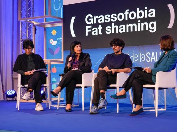 L&#039;importanza del linguaggio rispettoso nella lotta contro l&#039;obesità: perché le parole contano nella cura di questa malattia

Approfondimento
L&#039;obesità è una condizione medica complessa che richiede un approccio olistico e un supporto adeguato. Utilizzare un linguaggio rispettoso e consapevole può aiutare a ridurre gli ostacoli che le persone con obesità devono affrontare nel loro percorso di cura, migliorando la loro qualità di vita e aumentando le possibilità di successo dei trattamenti.

Possibili Conseguenze
L&#039;uso di parole ostili o stigmatizzanti può avere conseguenze negative sulla salute mentale e fisica delle persone con obesità, aumentando il rischio di depressione, ansia e riducendo la loro capacità di chiedere aiuto e di aderire ai trattamenti. È fondamentale essere consapevoli di questi rischi e adottare un linguaggio che promuova il rispetto e l&#039;inclusione.

Opinione
È fondamentale promuovere una cultura del rispetto e dell&#039;inclusione, evitando di utilizzare termini che possano essere percepiti come offensivi o discriminatori. Questo può aiutare a creare un ambiente più supportivo per le persone con obesità, migliorando la loro autostima e aumentando la loro capacità di affrontare la malattia con successo.

Analisi Critica dei Fatti
La stigmatizzazione dell&#039;obesità è un problema complesso che richiede un&#039;analisi critica dei fattori sociali, culturali e economici che la influenzano. È importante riconoscere che l&#039;obesità è una malattia multifattoriale e che le persone che ne sono affette meritano rispetto, comprensione e supporto. È fondamentale considerare i fattori di rischio e le conseguenze a lungo termine dell&#039;obesità, nonché le strategie di prevenzione e trattamento più efficaci.

Relazioni con altri fatti
L&#039;obesità è spesso associata ad altre condizioni di salute, come il diabete, le malattie cardiovascolari e alcuni tipi di cancro. È importante considerare questi fattori quando si affronta la questione dell&#039;obesità e del linguaggio utilizzato per descriverla. La comprensione di queste relazioni può aiutare a sviluppare strategie di prevenzione e trattamento più efficaci e a migliorare la qualità di vita delle persone con obesità.

Utilità pratica
Utilizzare un linguaggio rispettoso e consapevole può aiutare a migliorare la comunicazione tra i professionisti sanitari, le persone con obesità e la società in generale. Ciò può contribuire a ridurre la stigmatizzazione e a promuovere un approccio più efficace alla prevenzione e al trattamento dell&#039;obesità. È fondamentale adottare un linguaggio che promuova il rispetto e l&#039;inclusione, evitando di utilizzare termini che possano essere percepiti come offensivi o discriminatori.

Contesto storico
La percezione dell&#039;obesità è cambiata nel corso della storia, passando da una condizione considerata un segno di ricchezza e prosperità a una malattia riconosciuta come tale. È importante considerare questo contesto storico quando si affronta la questione del linguaggio utilizzato per descrivere l&#039;obesità. La comprensione di questo contesto può aiutare a sviluppare strategie di prevenzione e trattamento più efficaci e a migliorare la qualità di vita delle persone con obesità.

Fonti
Questo articolo è basato su informazioni disponibili sul sito Corriere della Sera. Per ulteriori informazioni, si consiglia di visitare il sito ufficiale e di consultare le fonti originali.