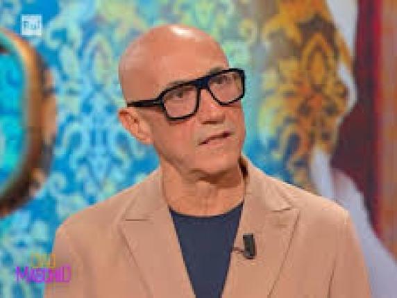 Peppe Quintale condivide la sua lotta contro il suicidio durante la pandemia di Covid-19: il pensiero di suo figlio gli ha dato la forza di andare avanti

Approfondimento
La pandemia di Covid-19 ha avuto un impatto significativo sulla salute mentale di molte persone, creando un ambiente in cui i pensieri di suicidio possono emergere. Tuttavia, è importante ricordare che ci sono sempre risorse disponibili per coloro che stanno lottando con questi pensieri, come ad esempio le linee di aiuto dedicate e i professionisti della salute mentale.

Possibili Conseguenze
I pensieri di suicidio possono avere conseguenze devastanti se non affrontati, quindi è fondamentale cercare aiuto e supporto il prima possibile. Le conseguenze possono includere danni alla salute fisica e mentale, nonché impatti negativi sulle relazioni personali e professionali.

Opinione
È importante creare un ambiente in cui le persone si sentano a loro agio nel condividere le loro esperienze e i loro sentimenti, senza timore di giudizi o stigma. La condivisione di storie come quella di Peppe Quintale può aiutare a ridurre lo stigma attorno alla salute mentale e incoraggiare gli altri a cercare aiuto.

Analisi Critica dei Fatti
La storia di Peppe Quintale sottolinea l&#039;importanza della resilienza e del supporto familiare nel superare momenti difficili. Il fatto che il pensiero di suo figlio gli abbia dato la forza di andare avanti è un esempio di come le relazioni possano essere fondamentali per superare le sfide della vita.

Relazioni con altri fatti
La pandemia di Covid-19 ha messo in luce la necessità di un supporto più forte per la salute mentale, non solo durante la pandemia, ma anche in generale. Iniziative e campagne di sensibilizzazione possono aiutare a creare una società più consapevole e supportiva, dove le persone si sentano a loro agio nel cercare aiuto per la loro salute mentale.

Utilità pratica
Per coloro che stanno lottando con pensieri di suicidio, è fondamentale cercare aiuto il prima possibile. Le linee di aiuto dedicate e i professionisti della salute mentale possono offrire supporto e risorse per aiutare a superare questi momenti difficili. Inoltre, è importante ricordare che non si è mai soli e che ci sono sempre persone disposte ad ascoltare e ad aiutare.

Contesto storico
La pandemia di Covid-19 è stato un evento globale che ha avuto un impatto significativo sulla società, non solo in termini di salute fisica, ma anche di salute mentale. La risposta alla pandemia ha messo in luce la necessità di un approccio più olistico alla salute, che includa anche la salute mentale, e di un supporto più forte per le persone che stanno lottando con la loro salute mentale.

Fonti
Il Corriere della Sera, https://www.corriere.it/, ha pubblicato un articolo su Peppe Quintale e la sua esperienza durante la pandemia di Covid-19, sottolineando l&#039;importanza della resilienza e del supporto familiare nel superare momenti difficili.